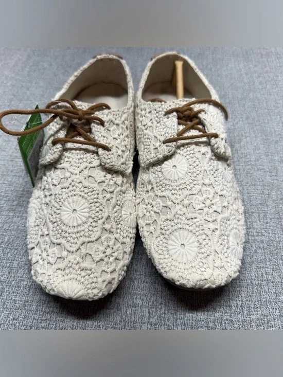 Sanuk Women's Bianca Crochet Lace Up flats - Picture 7 of 11